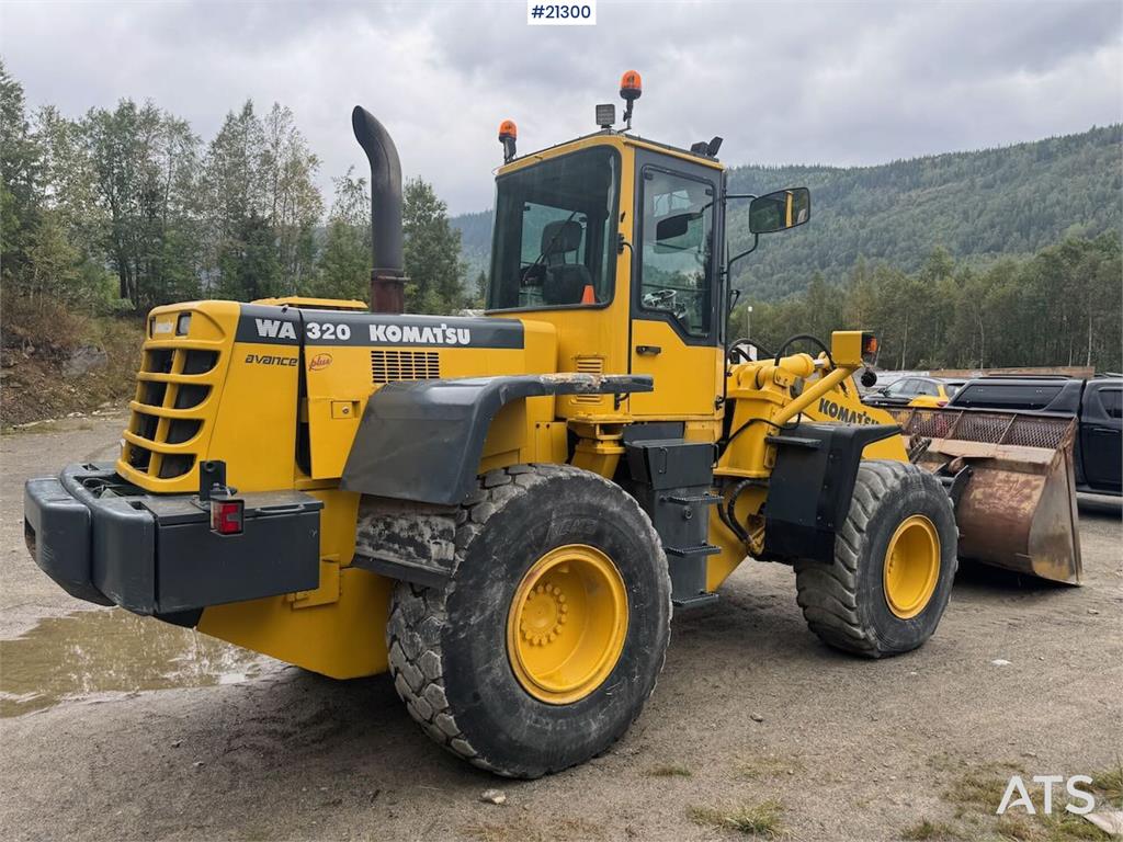 Komatsu WA320-3H wheel loader w/ bucket WATCH VIDEO