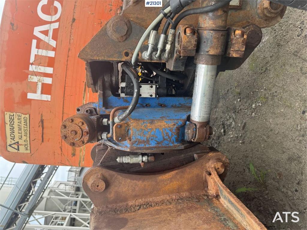 Hitachi EX60 Crawler excavator w/ rotor tilt and bucket