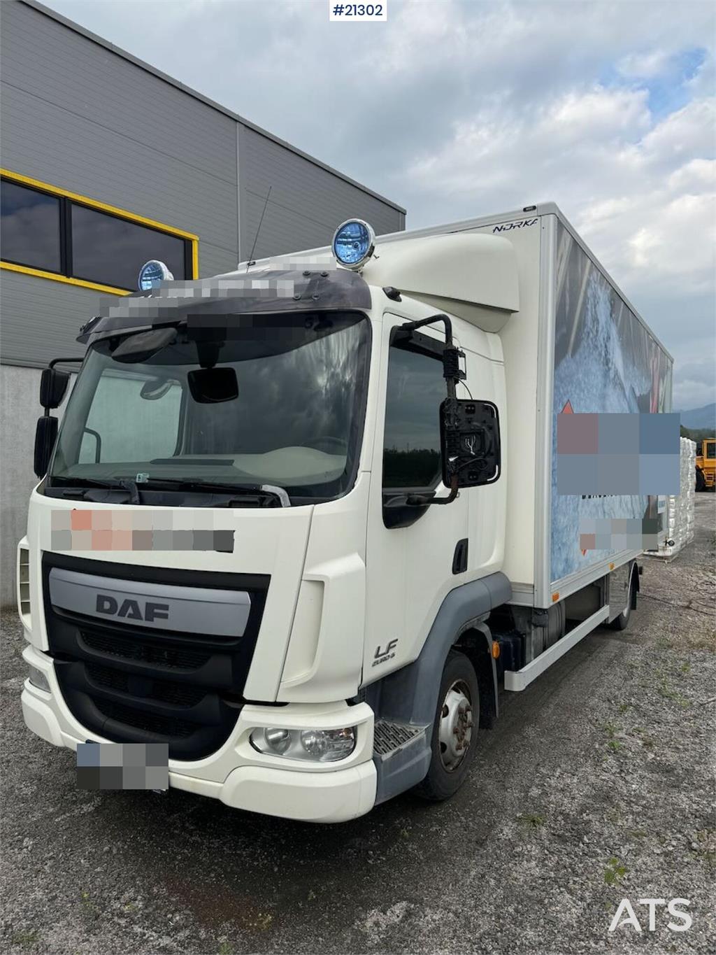 DAF LF180 4x2 box truck w/ lift. 133,000 km. WATCH VID