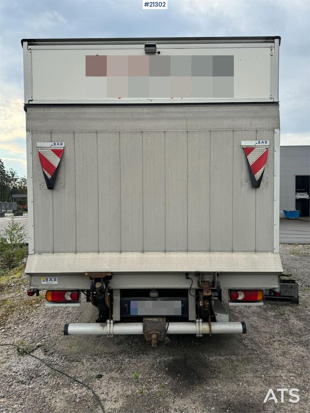 DAF LF180 4x2 box truck w/ lift. 133,000 km. WATCH VID