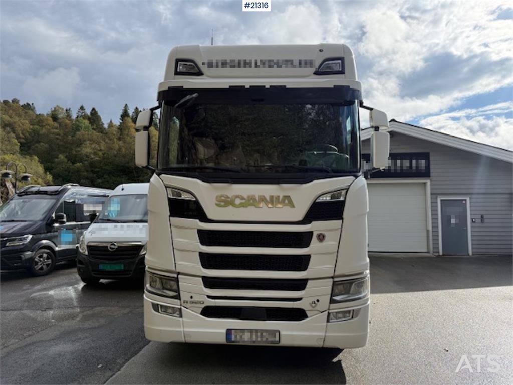 Scania R520 w/ refrigerator/freezer unit in unknown condi