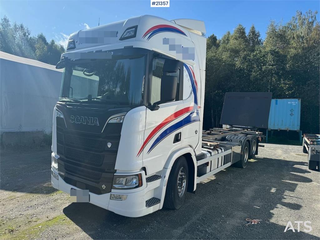 Scania R580 6x2 Container chassis w/ lift