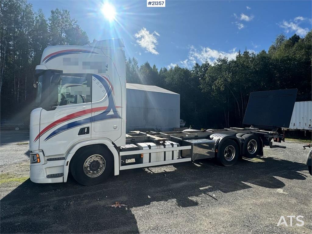 Scania R580 6x2 Container chassis w/ lift