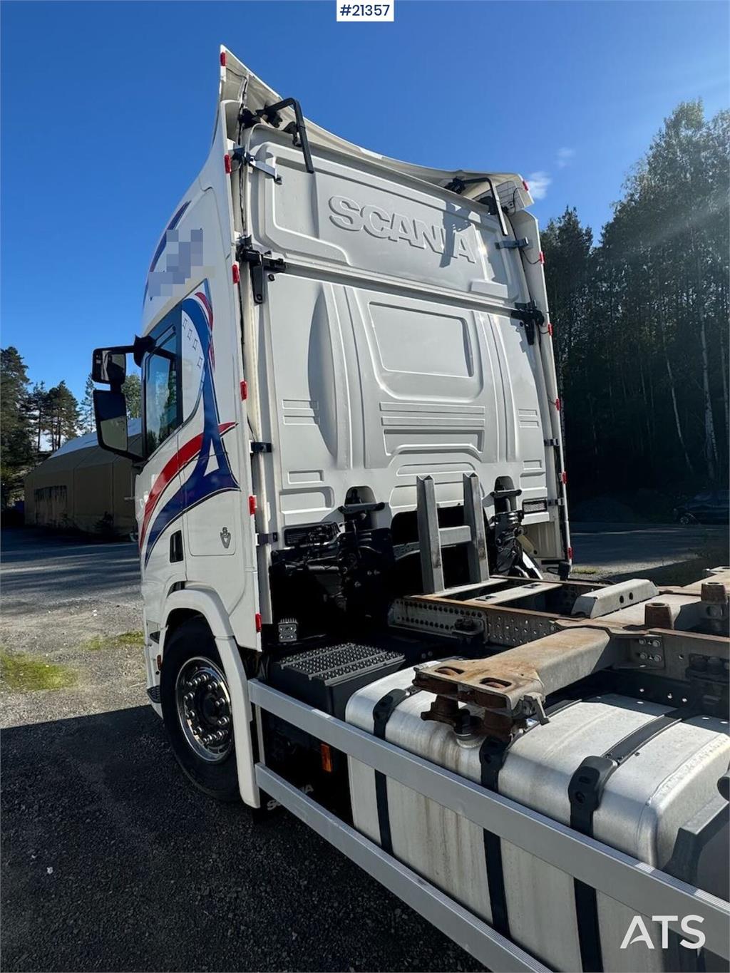 Scania R580 6x2 Container chassis w/ lift