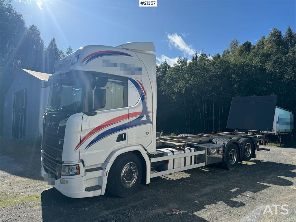 Scania R580 6x2 Container chassis w/ lift