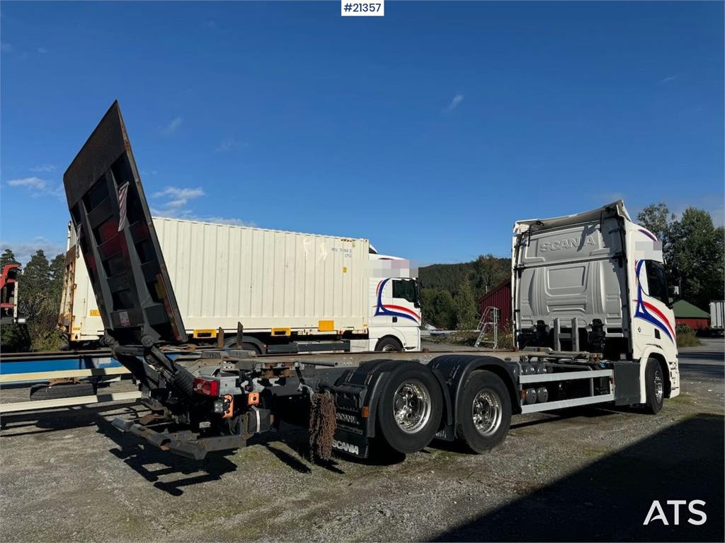 Scania R580 6x2 Container chassis w/ lift