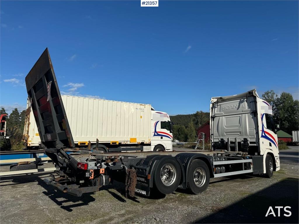 Scania R580 6x2 Container chassis w/ lift