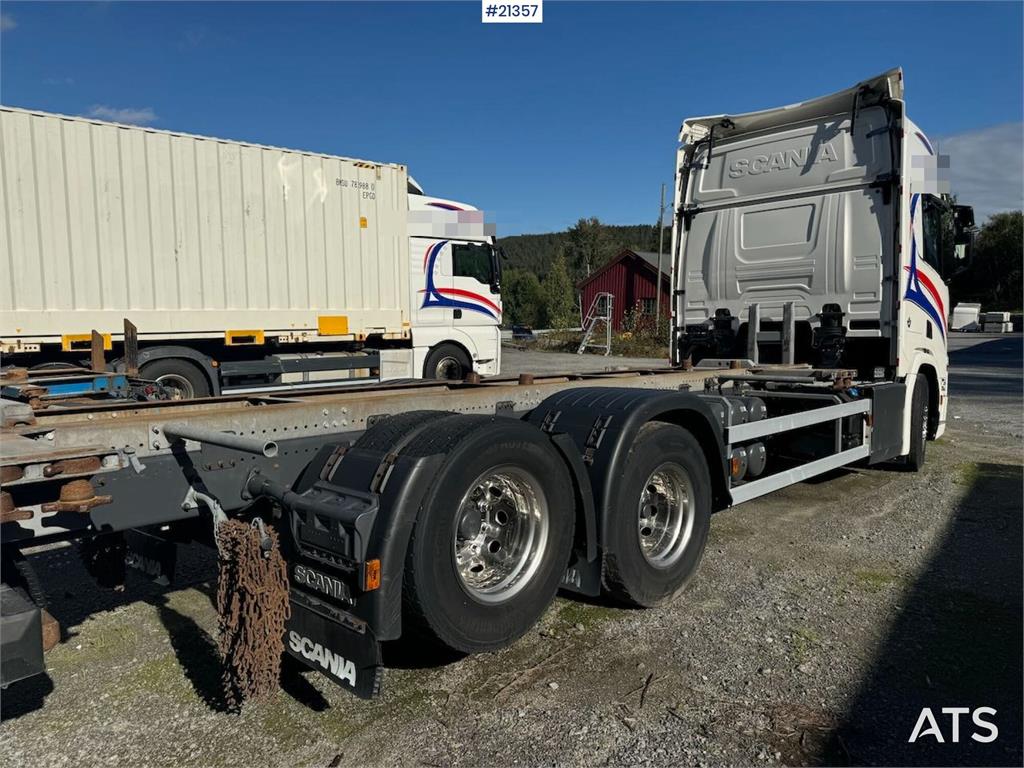 Scania R580 6x2 Container chassis w/ lift