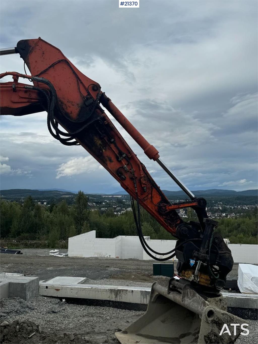 Hitachi ZX210LC-5B Tracked excavator w/ tilt, bucket and G