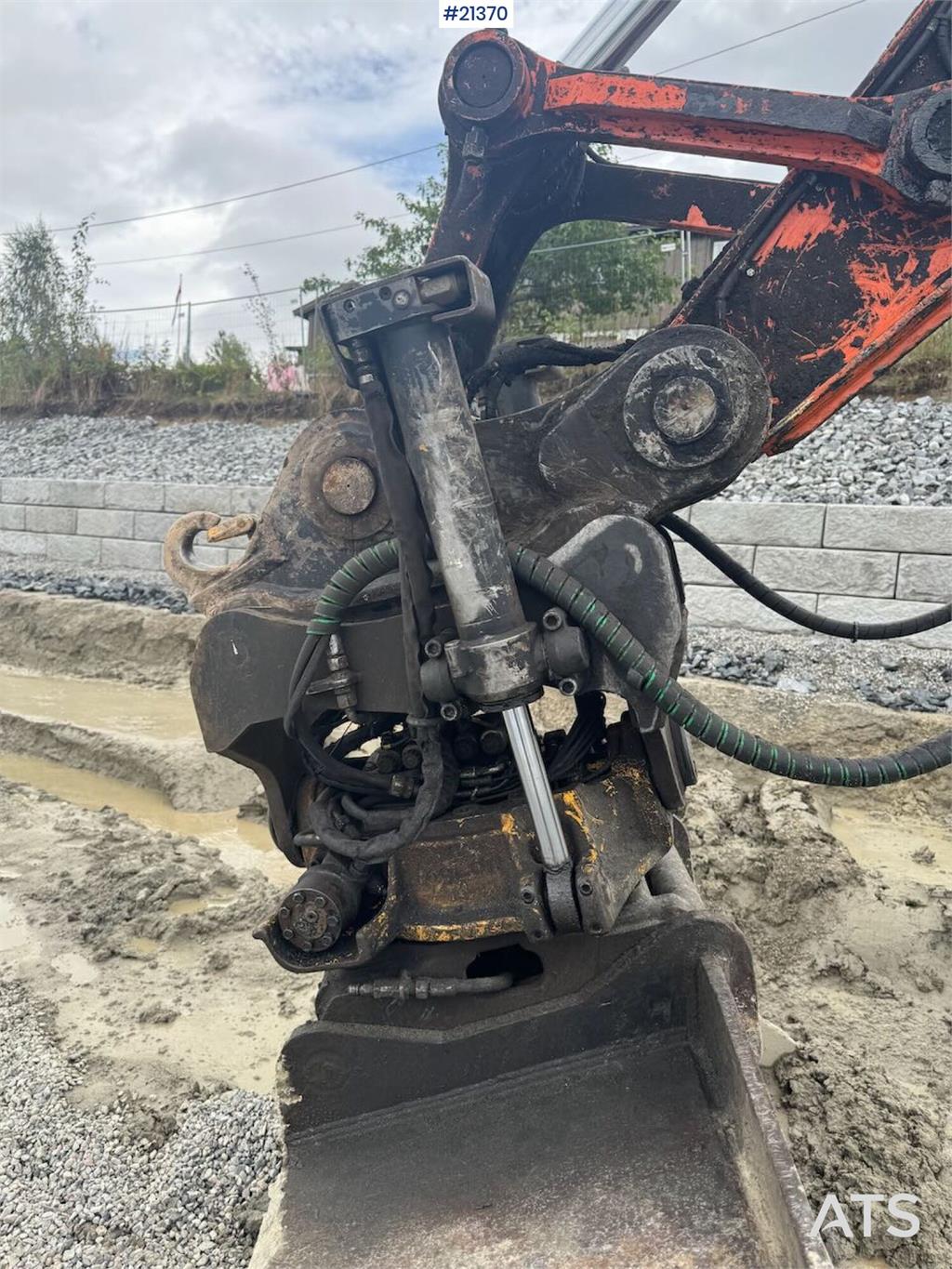 Hitachi ZX210LC-5B Tracked excavator w/ tilt, bucket and G