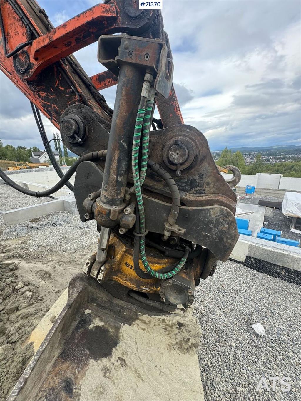 Hitachi ZX210LC-5B Tracked excavator w/ tilt, bucket and G