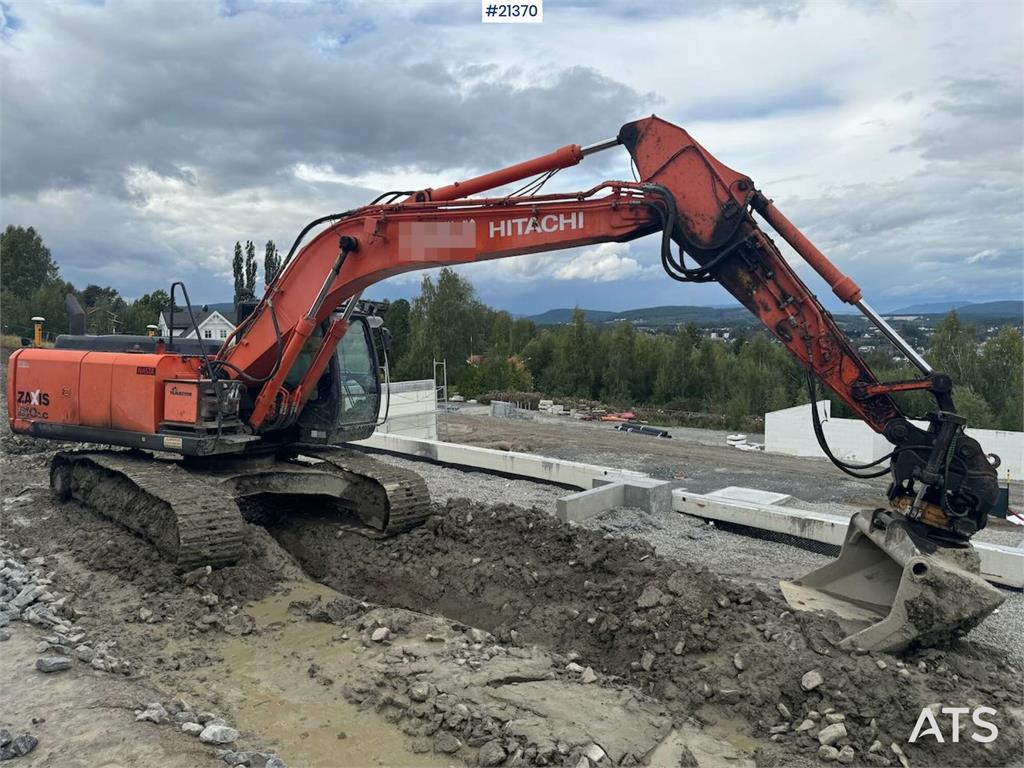 Hitachi ZX210LC-5B Tracked excavator w/ tilt, bucket and G