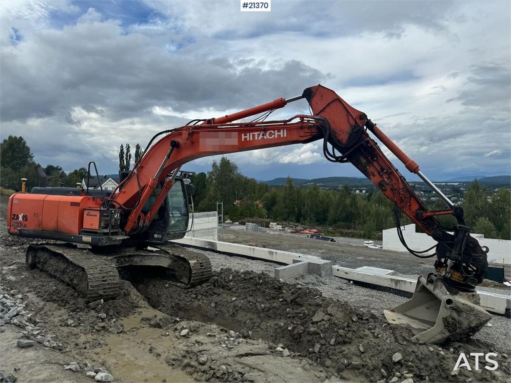 Hitachi ZX210LC-5B Tracked excavator w/ tilt, bucket and G