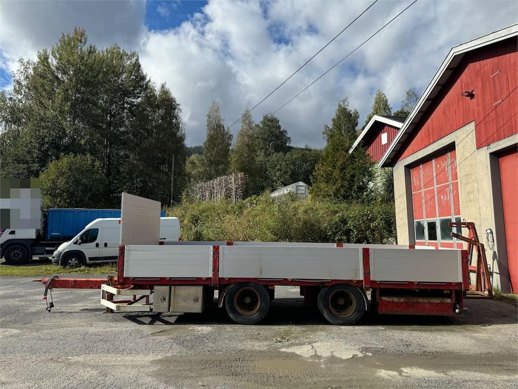 Istrail 2-axle flatbed trailer