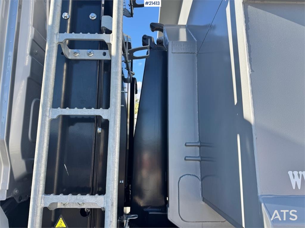 Mercedes-Benz Arocs 2543 6x2 Hook Truck. 3600 km!!