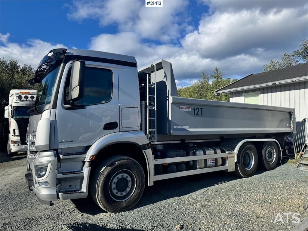 Mercedes-Benz Arocs 2543 6x2 Hook Truck. 3600 km!!