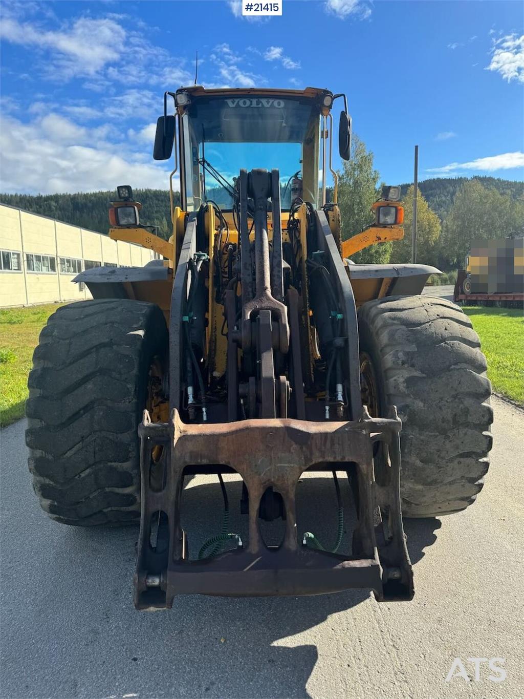 Volvo L110E Wheel Loader w/ Bucket