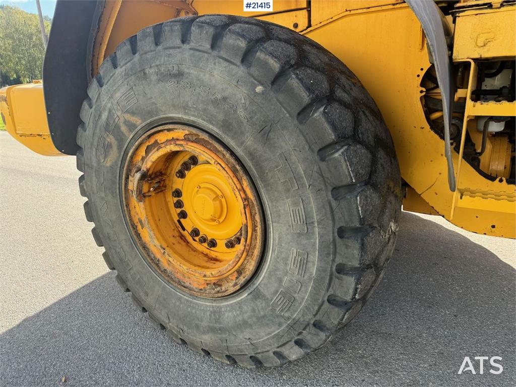 Volvo L110E Wheel Loader w/ Bucket
