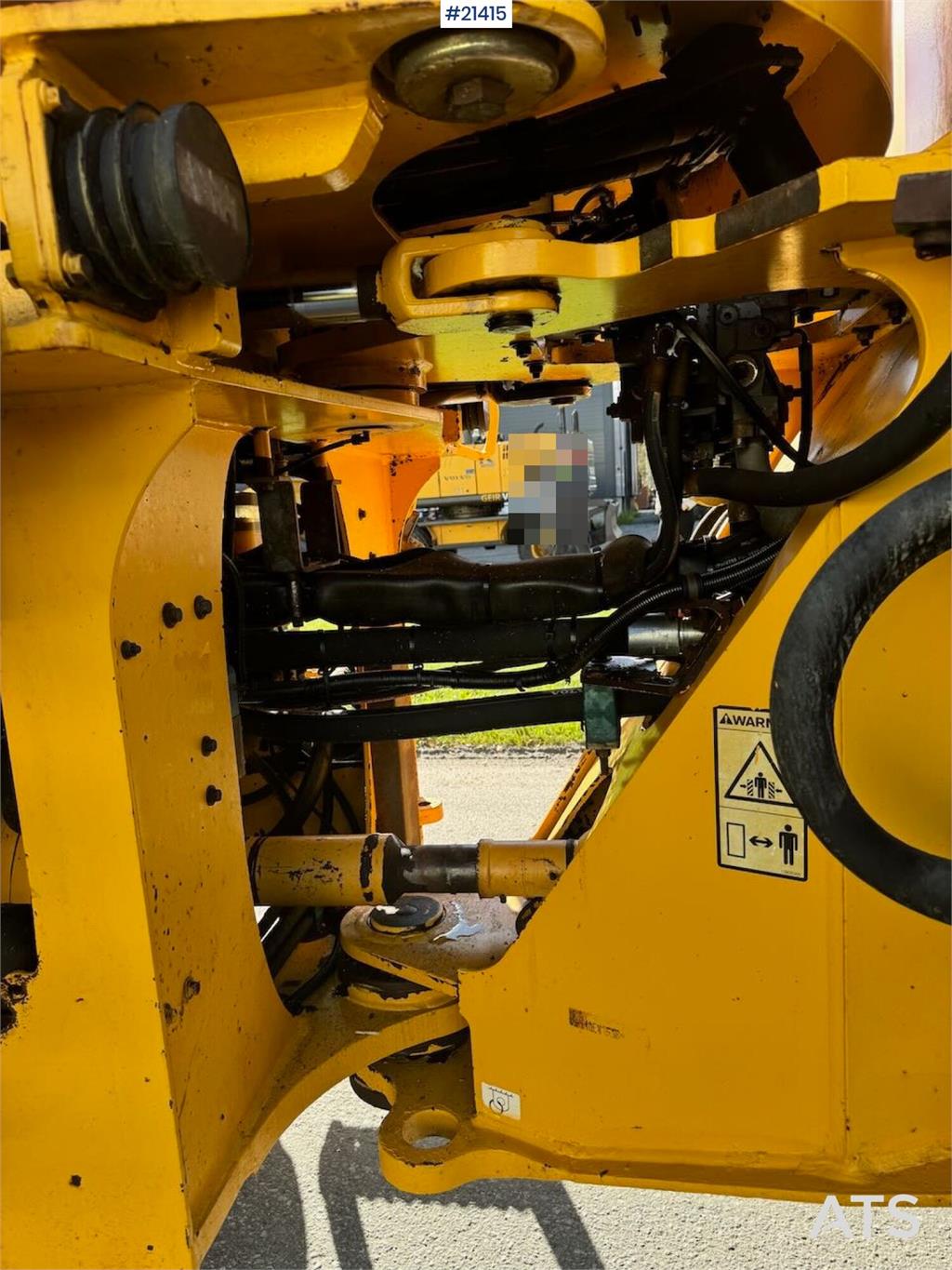 Volvo L110E Wheel Loader w/ Bucket