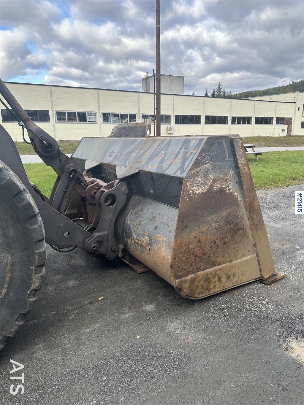 Volvo L110E Wheel Loader w/ Bucket