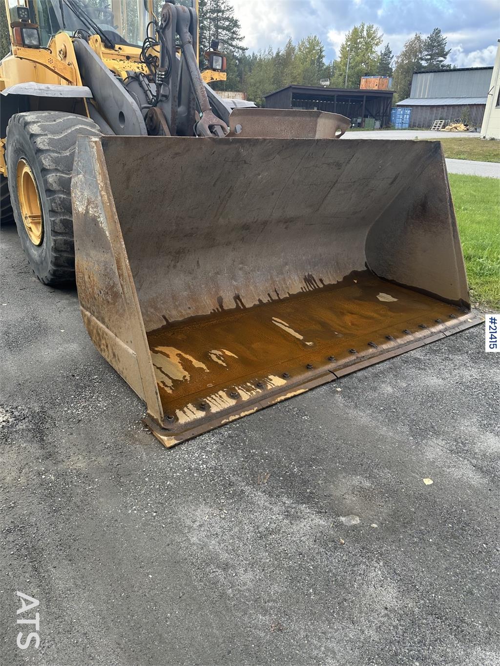 Volvo L110E Wheel Loader w/ Bucket