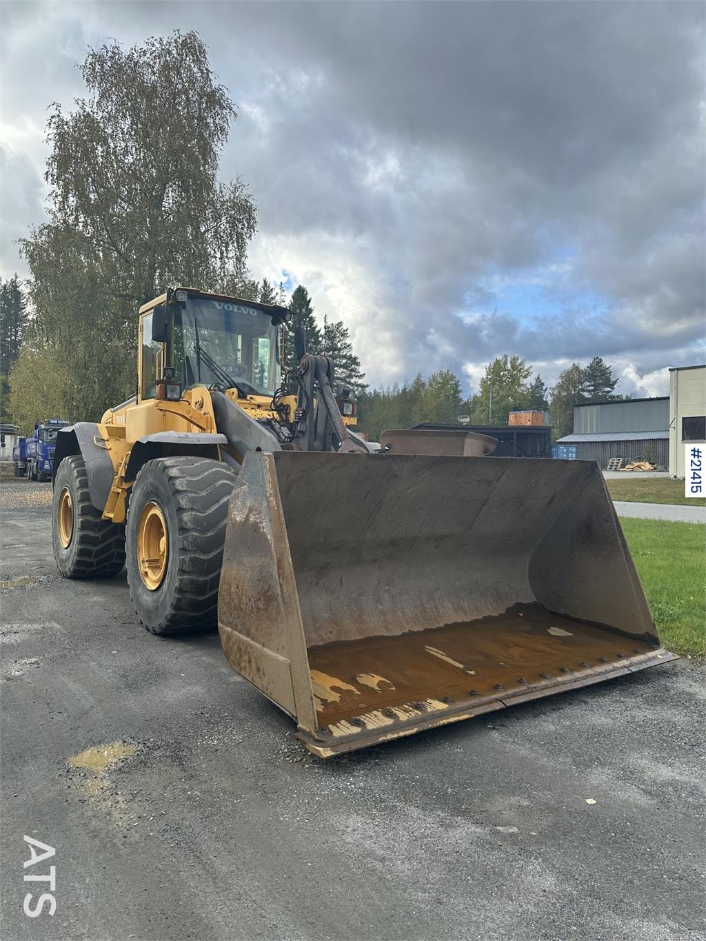 Volvo L110E Wheel Loader w/ Bucket
