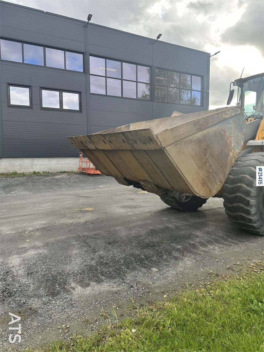 Volvo L110E Wheel Loader w/ Bucket