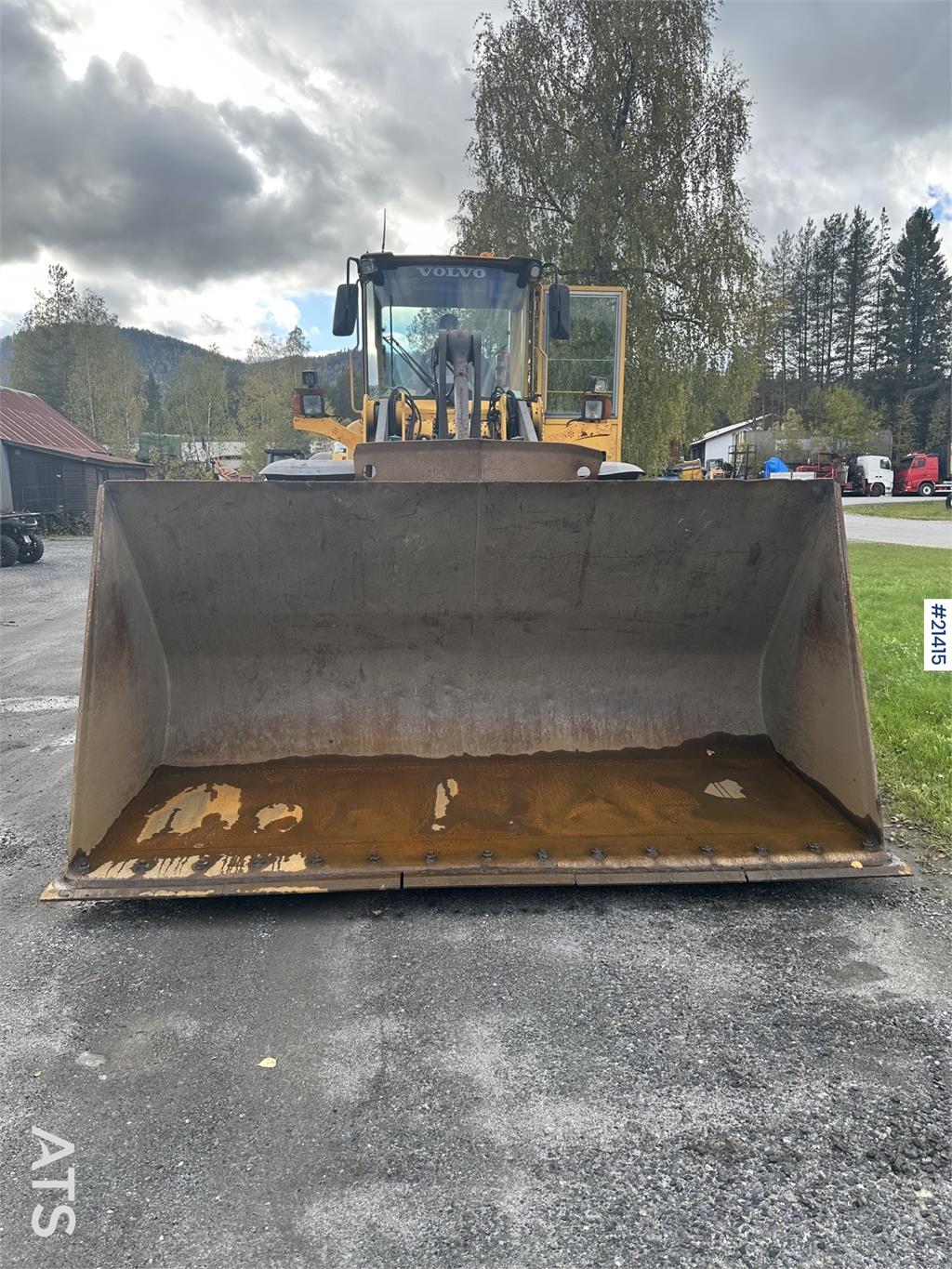Volvo L110E Wheel Loader w/ Bucket