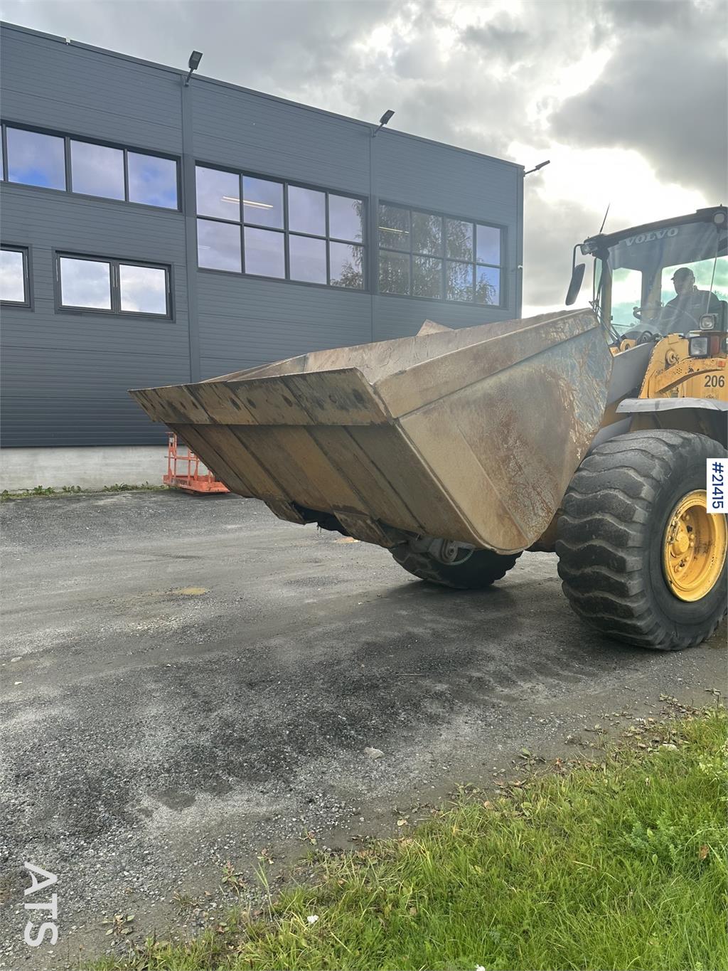 Volvo L110E Wheel Loader w/ Bucket
