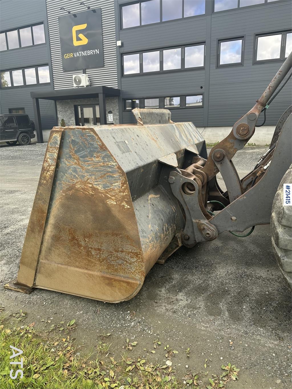 Volvo L110E Wheel Loader w/ Bucket