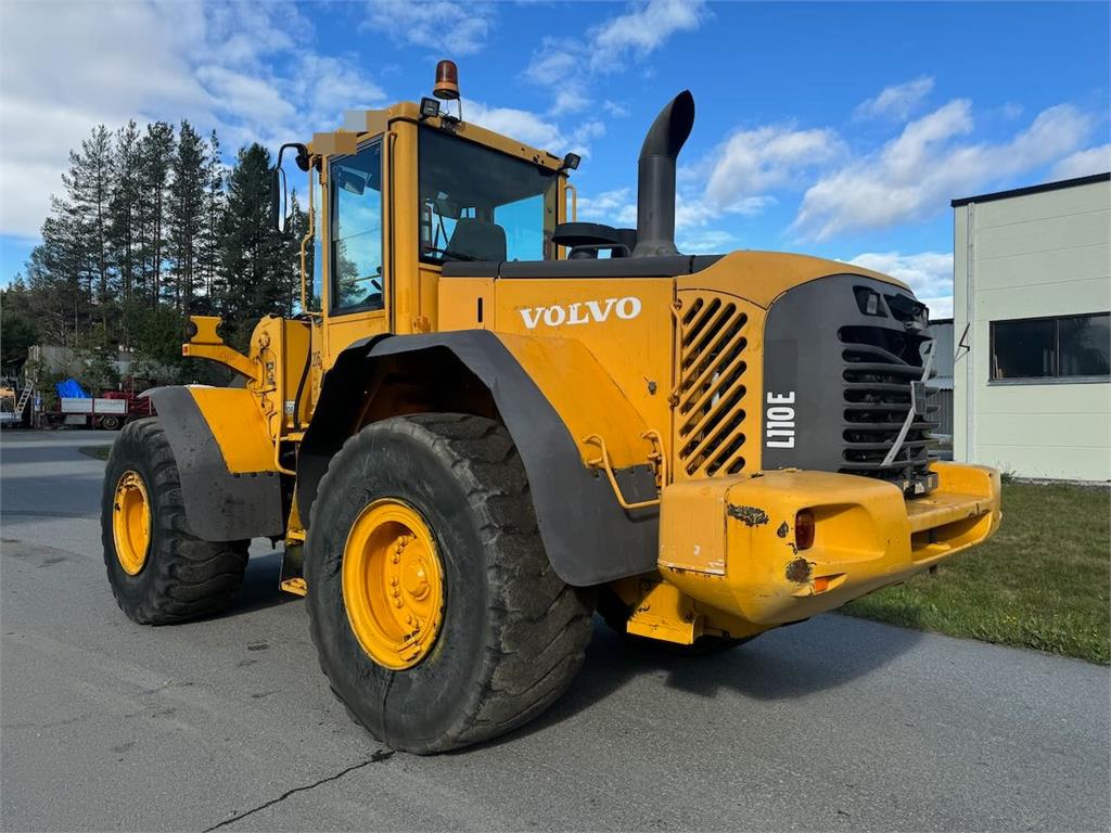 Volvo L110E Wheel Loader w/ Bucket