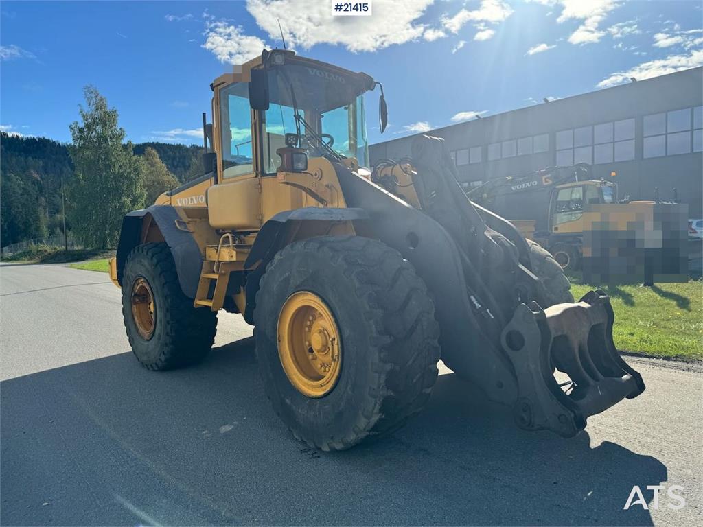 Volvo L110E Wheel Loader w/ Bucket