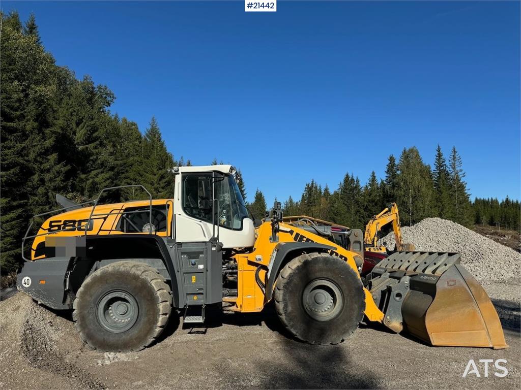 Liebherr L580 Wheel Loader w/ Bucket