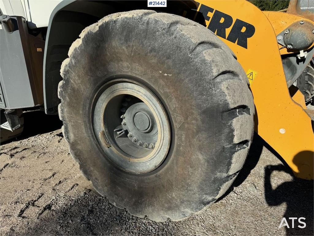 Liebherr L580 Wheel Loader w/ Bucket
