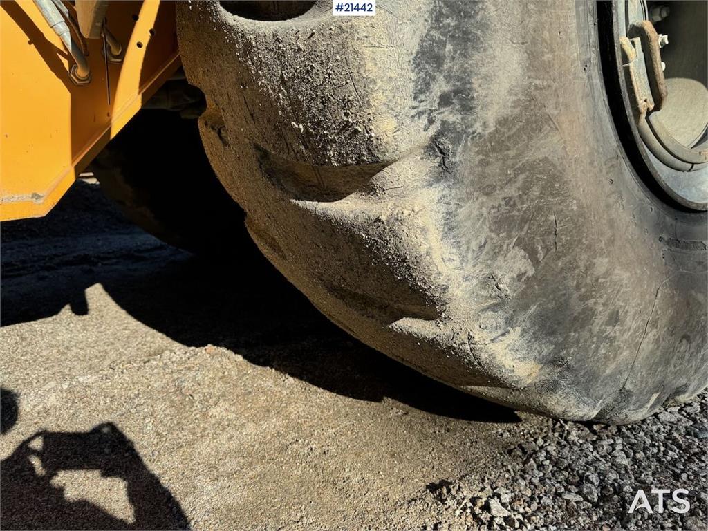 Liebherr L580 Wheel Loader w/ Bucket