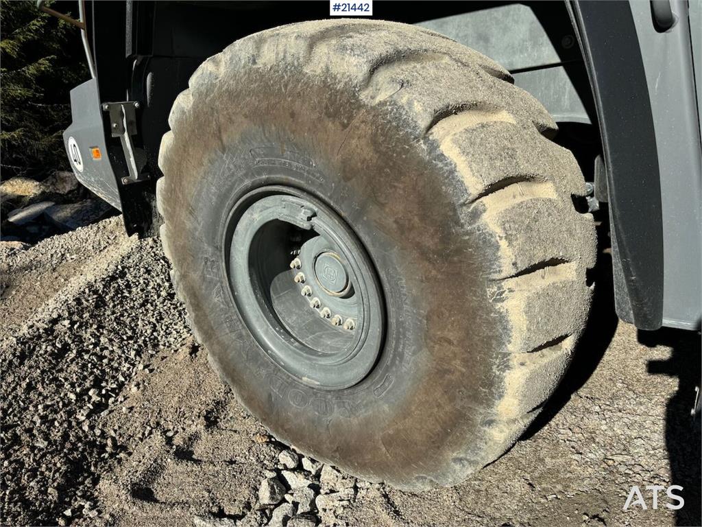 Liebherr L580 Wheel Loader w/ Bucket