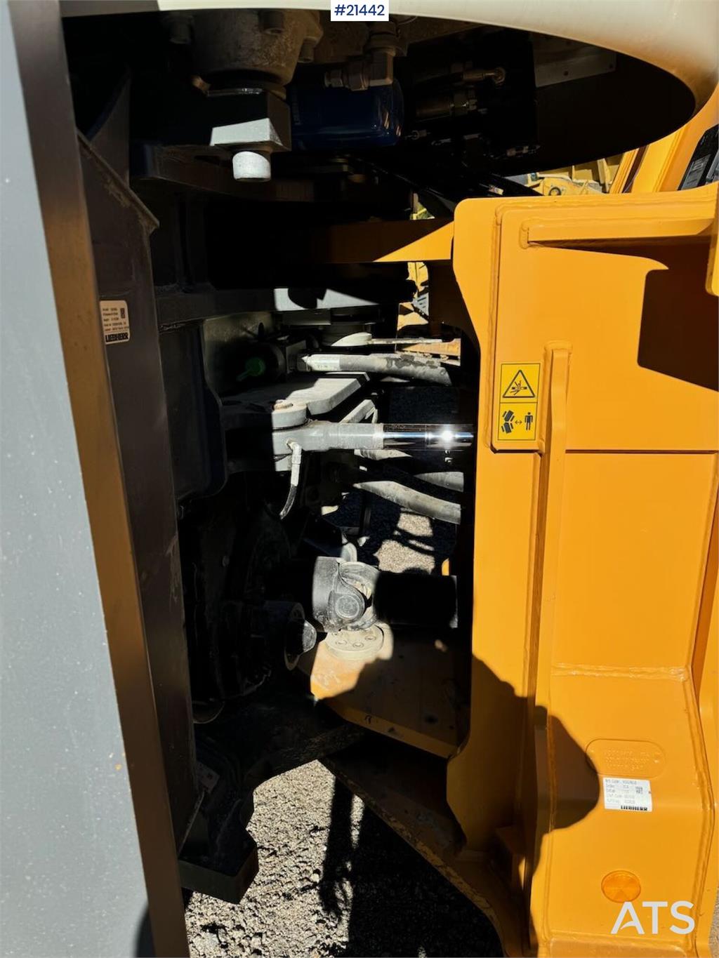 Liebherr L580 Wheel Loader w/ Bucket