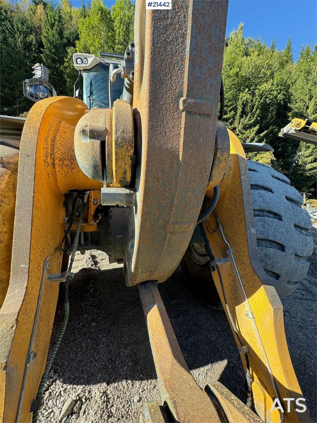 Liebherr L580 Wheel Loader w/ Bucket