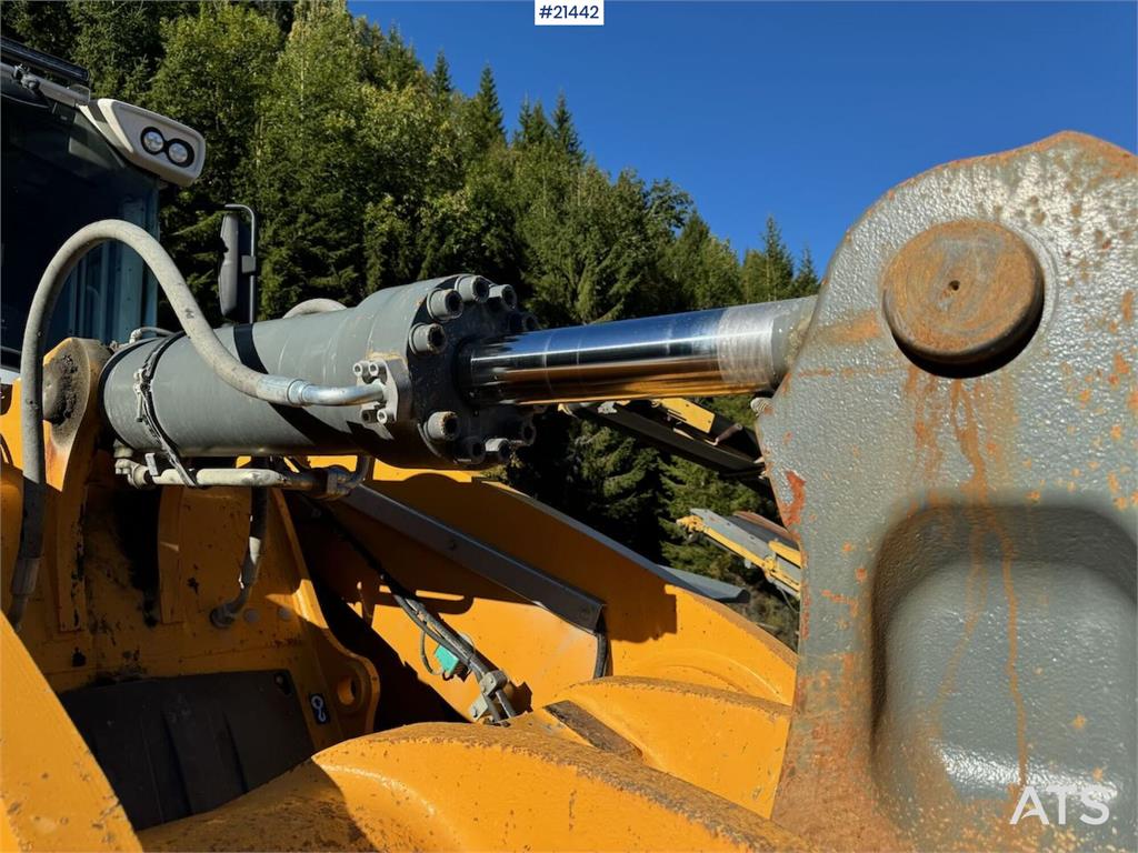 Liebherr L580 Wheel Loader w/ Bucket