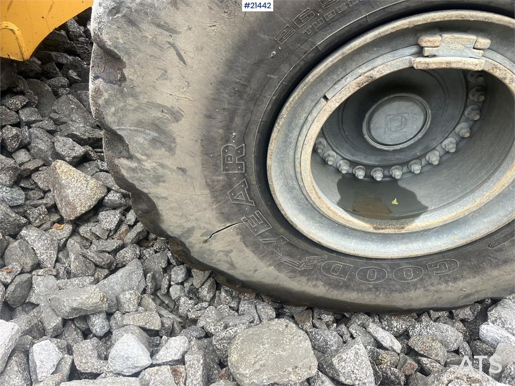 Liebherr L580 Wheel Loader w/ Bucket