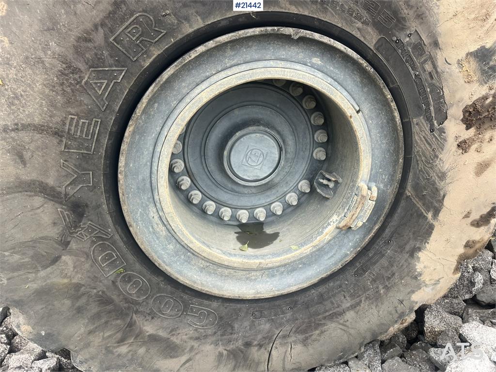 Liebherr L580 Wheel Loader w/ Bucket