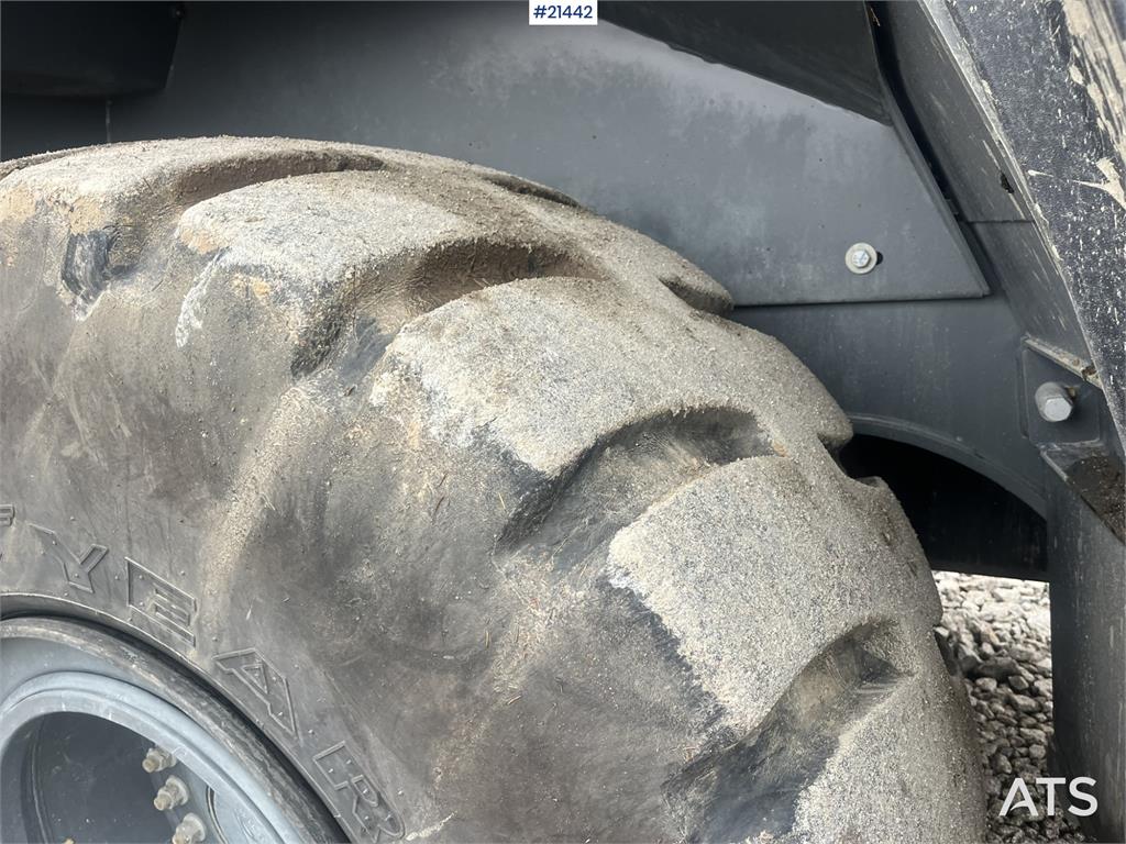 Liebherr L580 Wheel Loader w/ Bucket