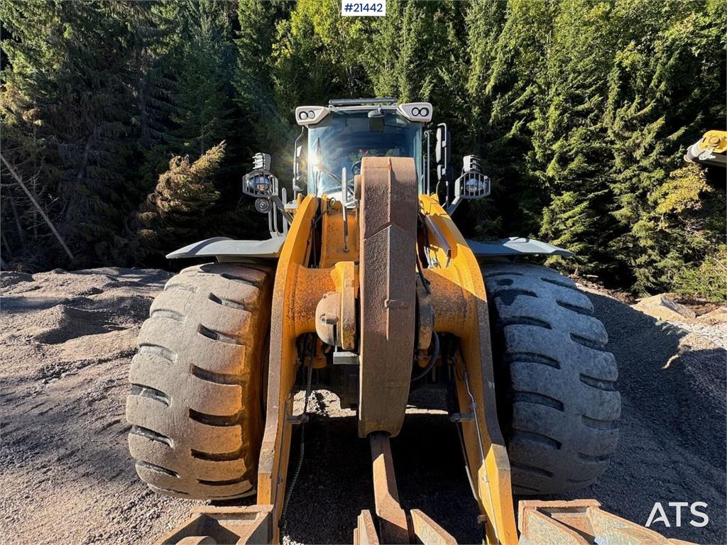 Liebherr L580 Wheel Loader w/ Bucket