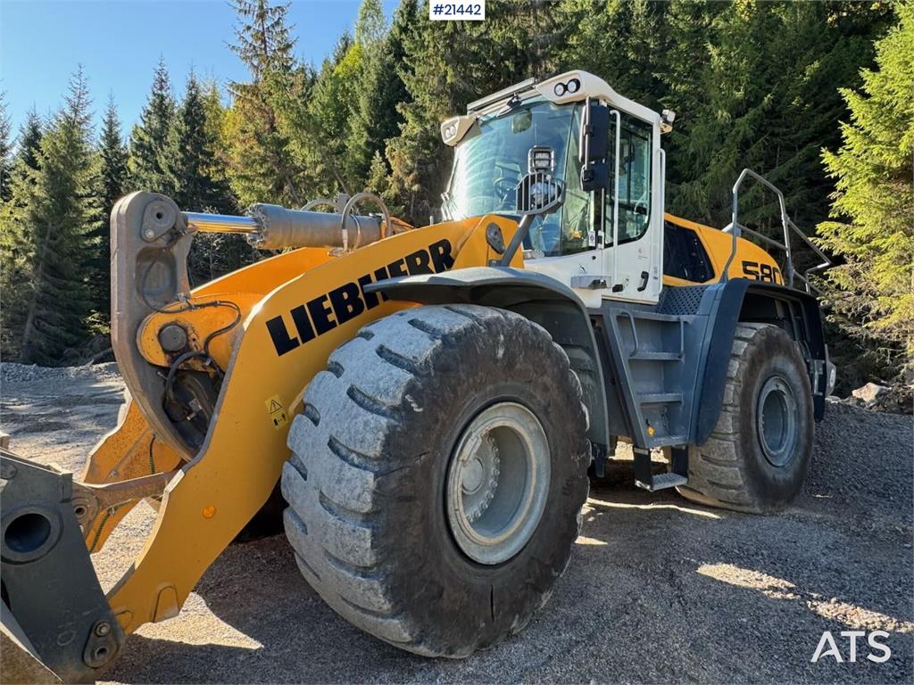 Liebherr L580 Wheel Loader w/ Bucket