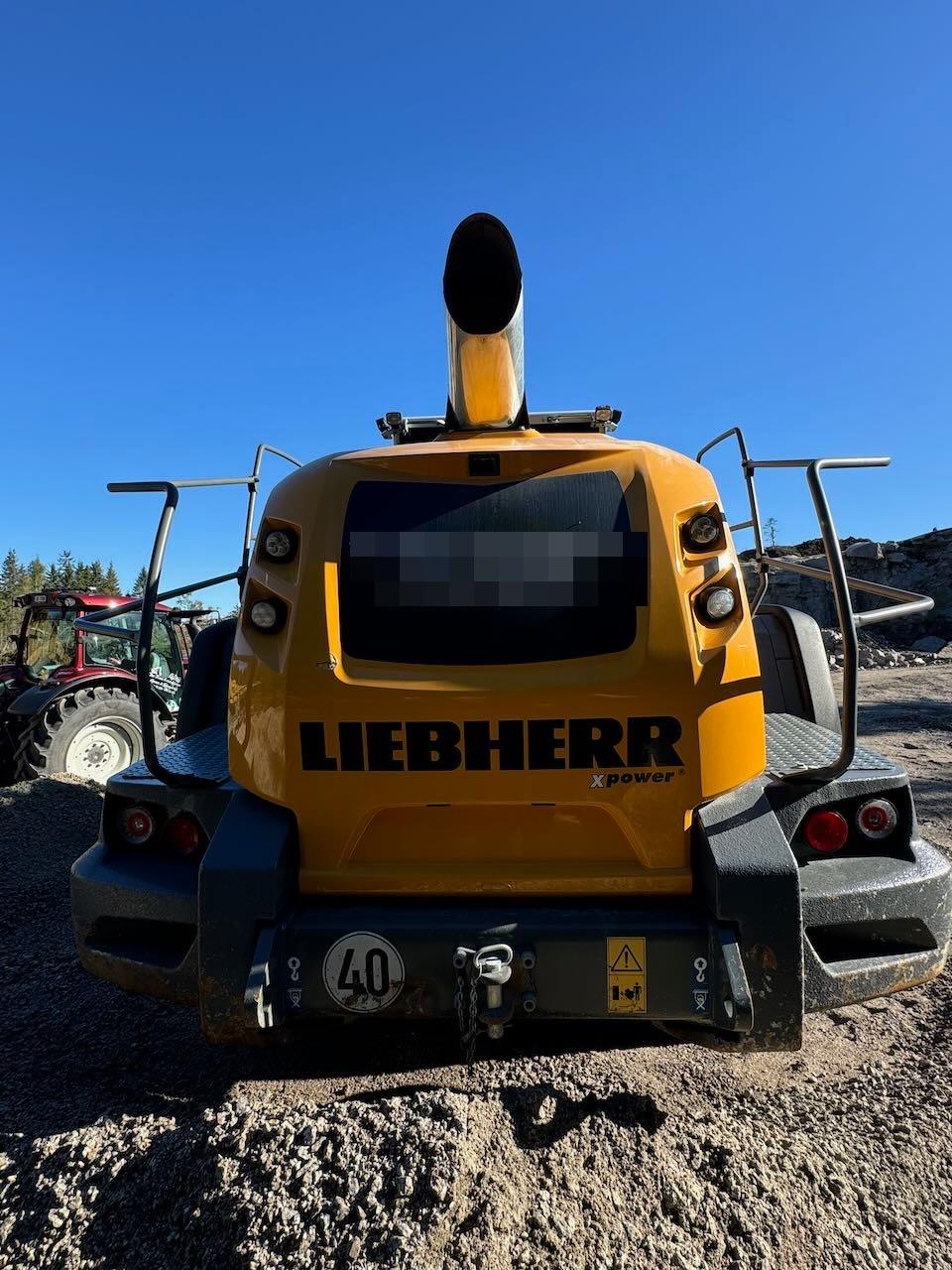 Liebherr L580 Wheel Loader w/ Bucket