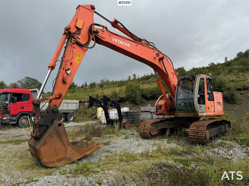 Hitachi ZX225US Tracked excavator w/ digging bucket