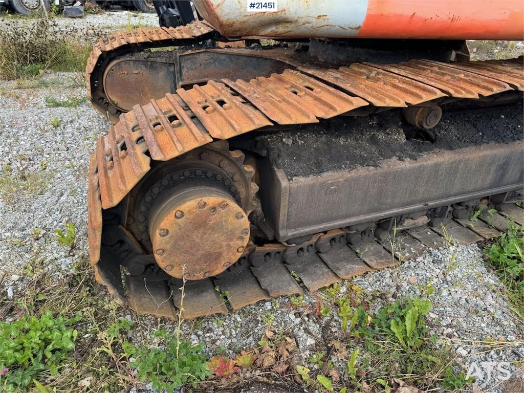 Hitachi ZX225US Tracked excavator w/ digging bucket