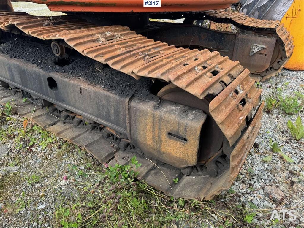 Hitachi ZX225US Tracked excavator w/ digging bucket