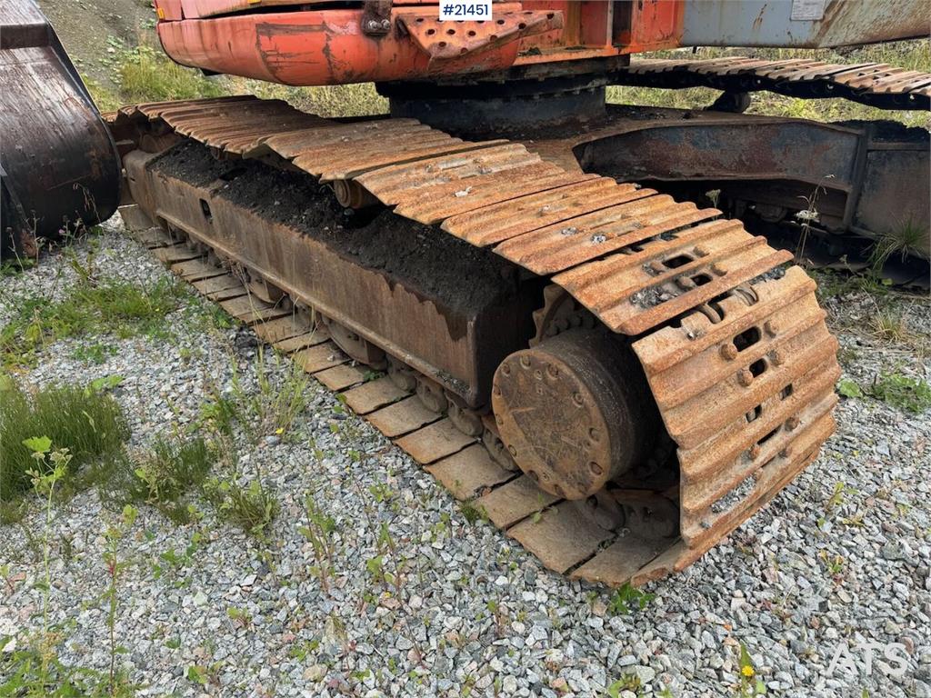 Hitachi ZX225US Tracked excavator w/ digging bucket