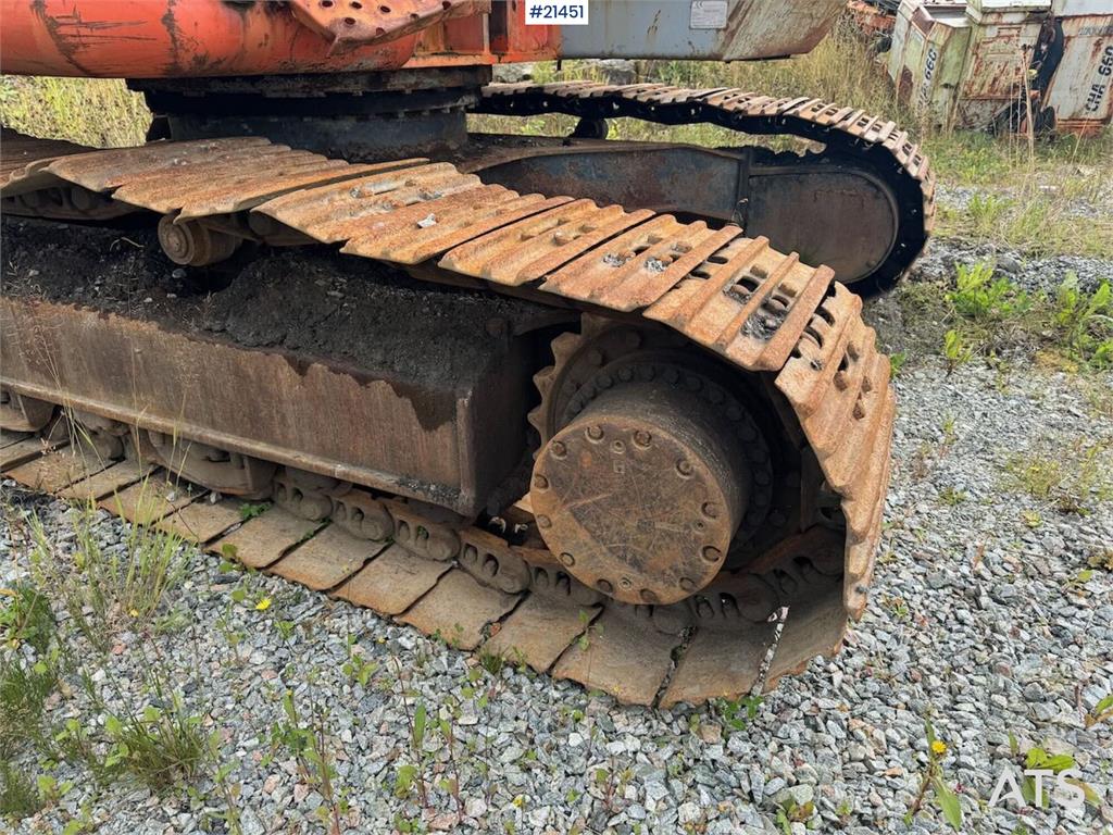 Hitachi ZX225US Tracked excavator w/ digging bucket